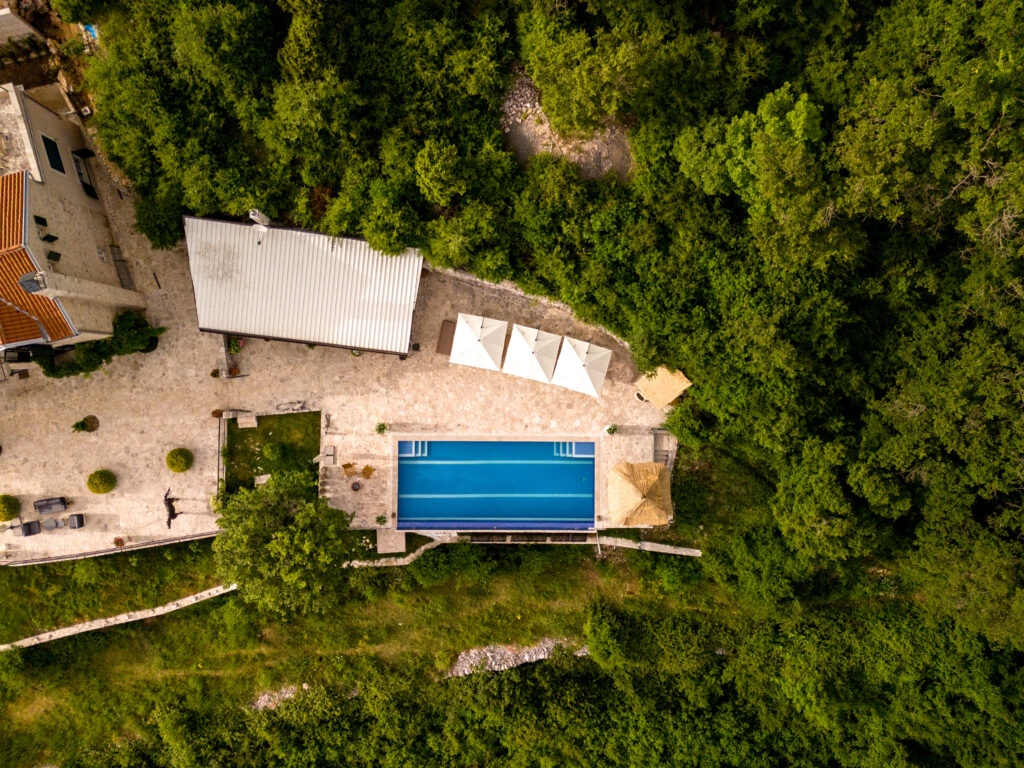 swimming pool on Mona lIsa villa