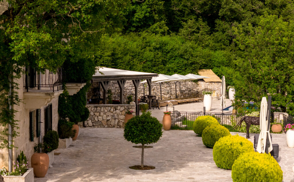 country yard villa monalisa