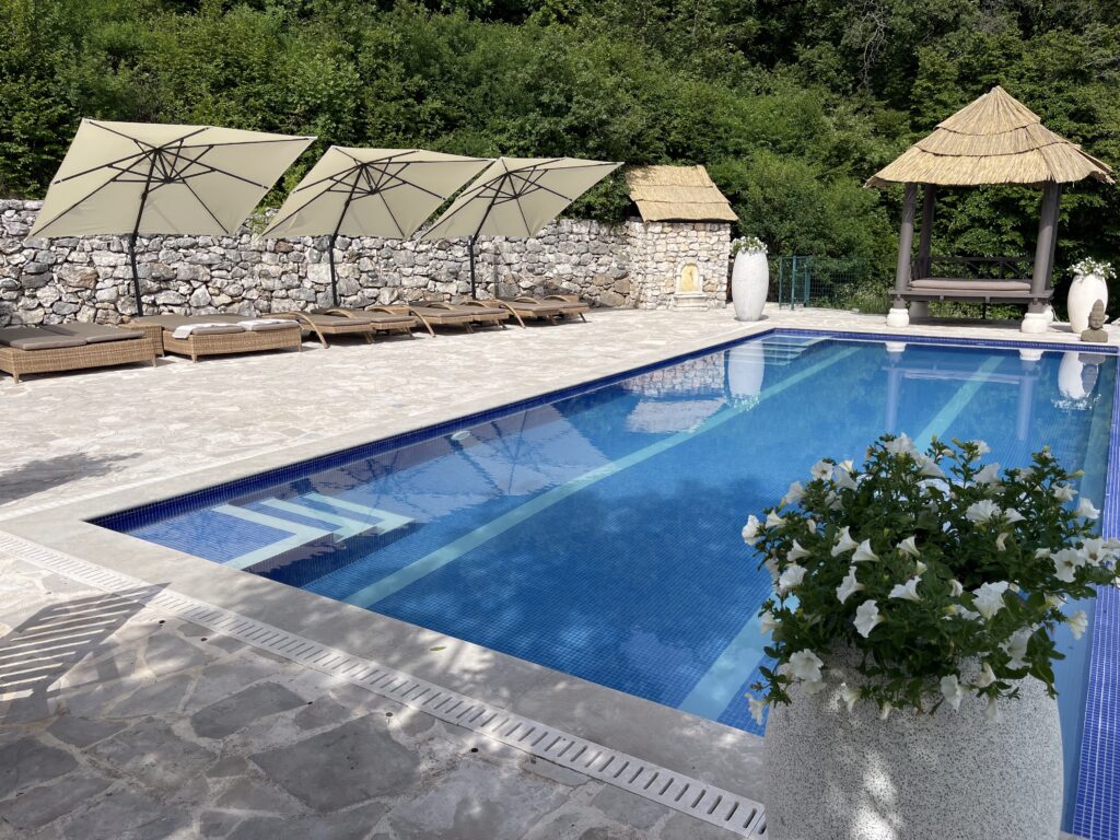 swimming pool area villa mona lisa Budva