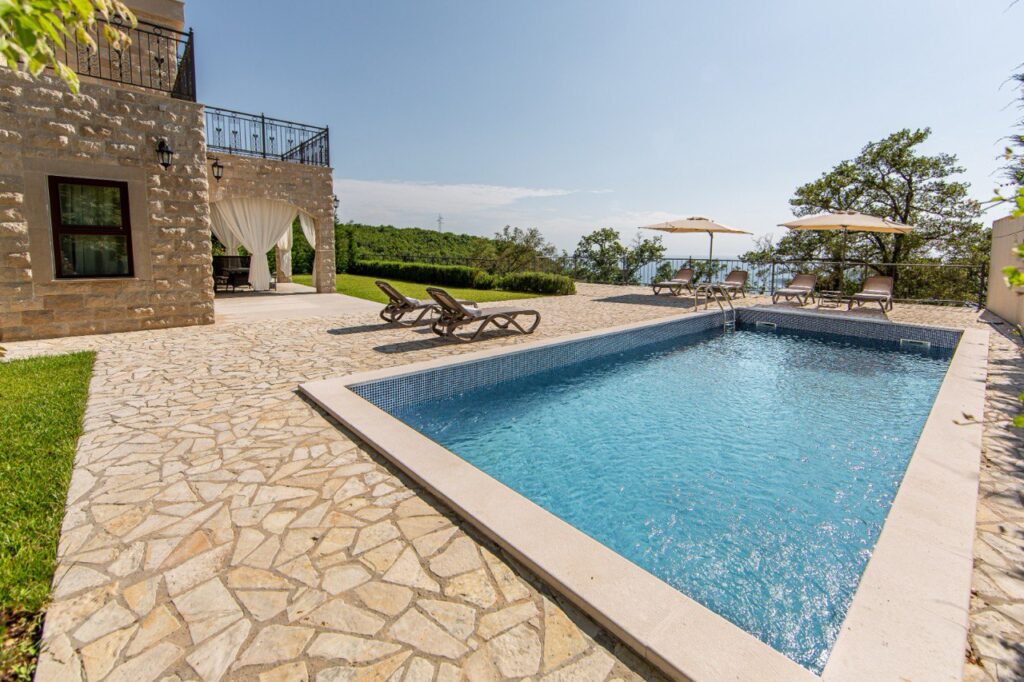 private wedding on villa with sew view Oak Leaf